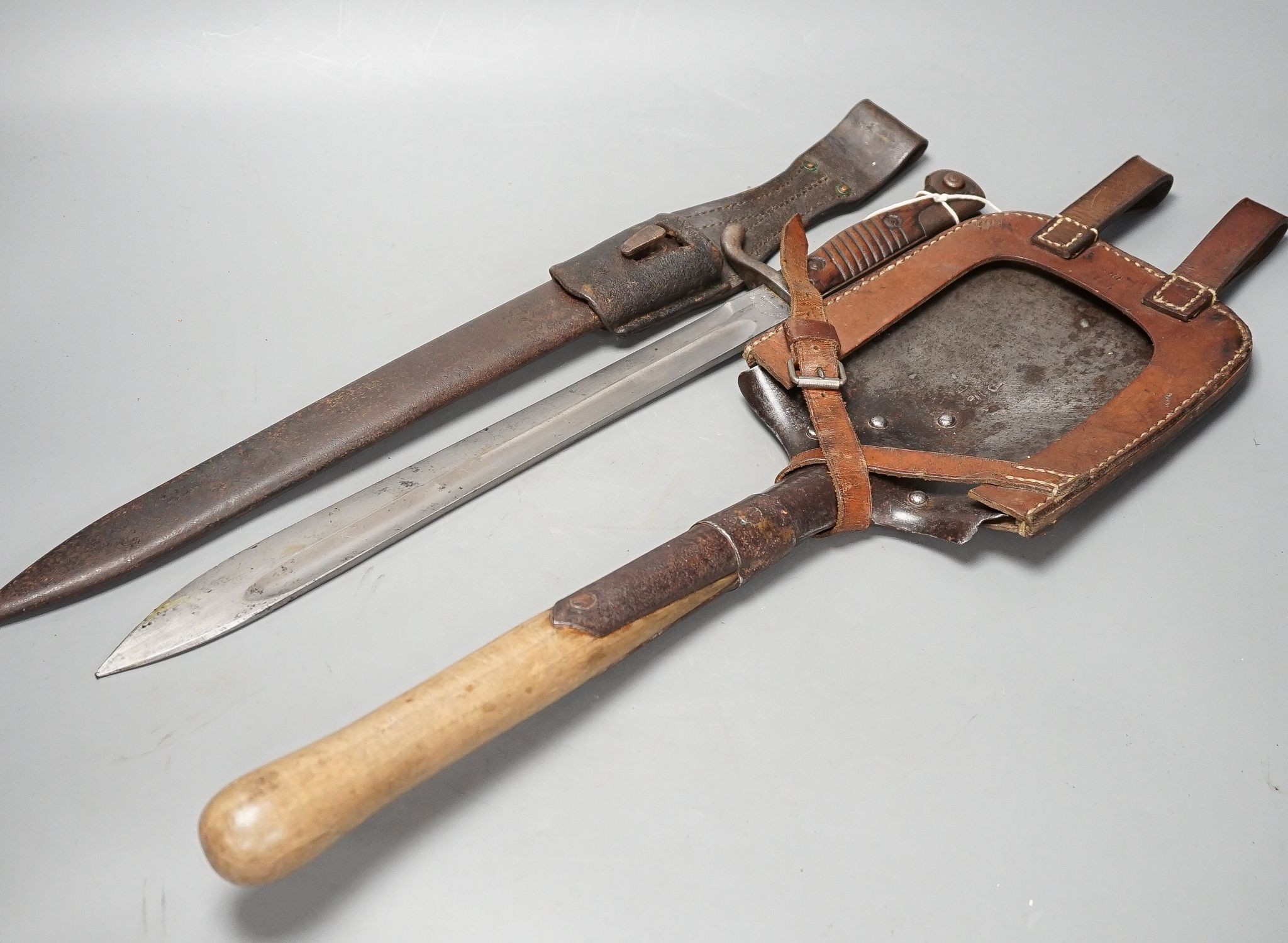 UA WWI German pioneer's spade, in leather mount, and a H.Mundeos & Co. bayonet with scabbard